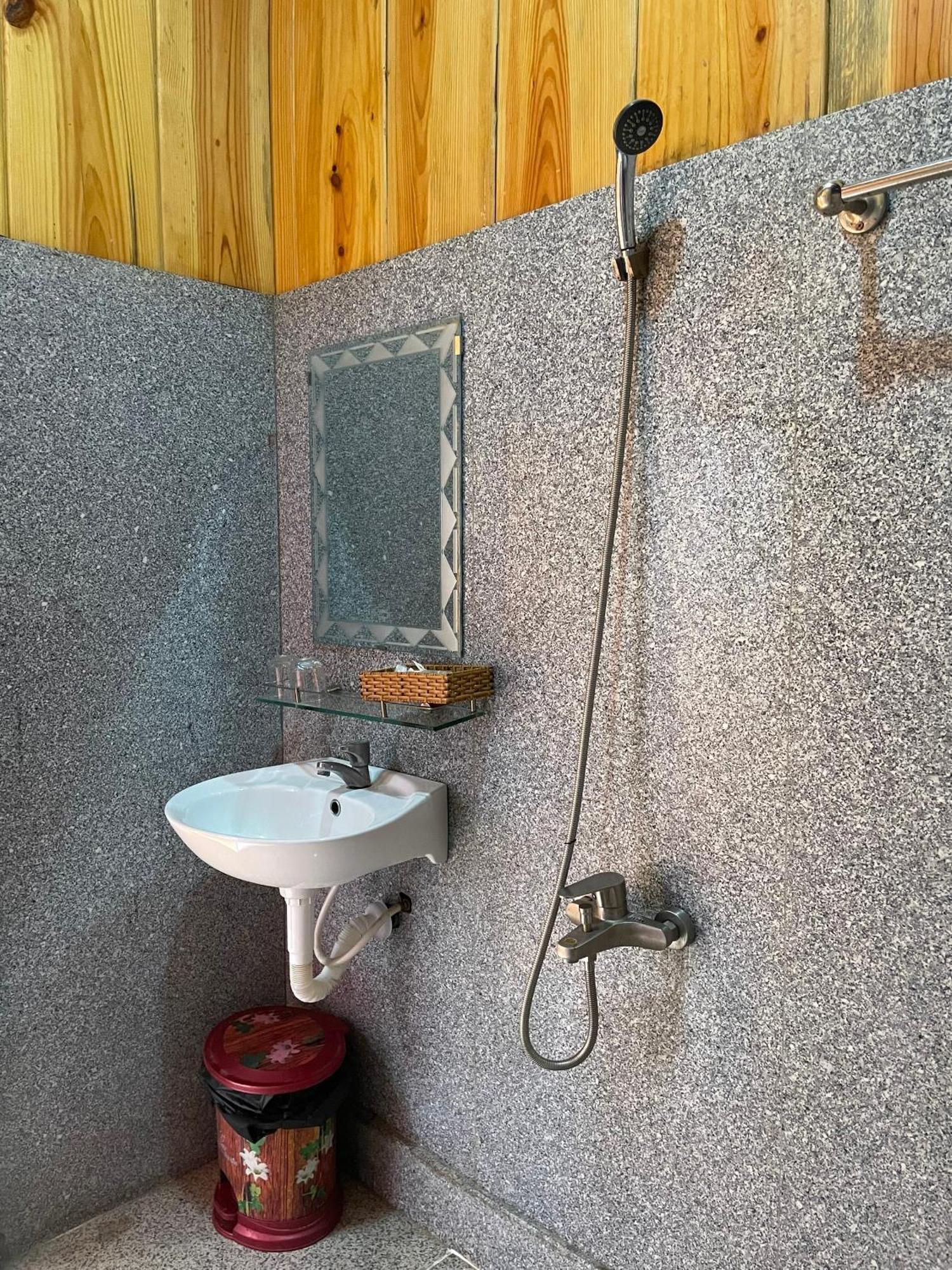 Khach San Huong Xua Hotell Hà Tiên Exteriör bild